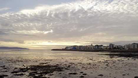 Puesta-De-Sol-épica-Sobre-Salthill-Y-La-Playa-De-Gratan-En-La-Bahía-De-Galway,-Irlanda,-Durante-La-Marea-Baja.