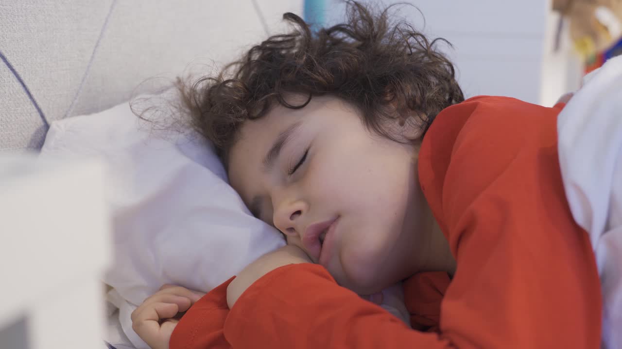 A boy with sleep problems can't sleep. Insomnia.