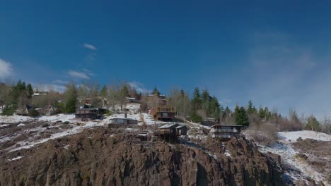 Langsame-Luftaufnahme-Von-Wohnungen-In-Der-Andenlandschaft