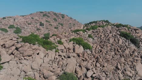 volando sobre una montaña cubierta de pequeñas y enormes rocas en india
