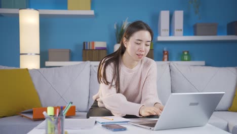 Asiatische-Junge-Frau-Hat-Aufmerksamkeitsdefizitproblem-In-Ihrem-Heimbüro.