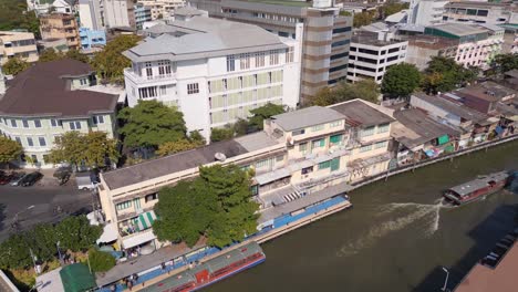 Paseos-En-Bote-De-Cabina-En-El-Río-En-El-Casco-Antiguo