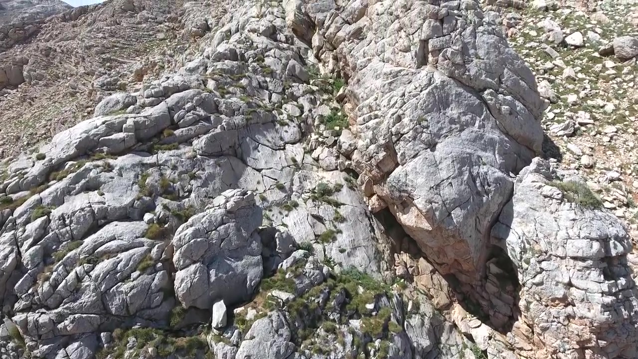 Vista aérea de formaciones rocosas montañosas escarpadas