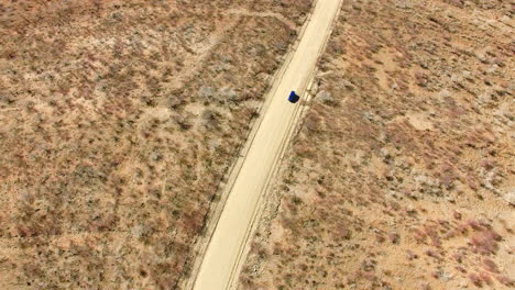 Solo-Ellos-Contra-El-Accidentado-Terreno-Del-Desierto