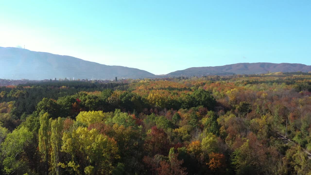 vista aérea sobre el parque de la ciudad con rieles de tren