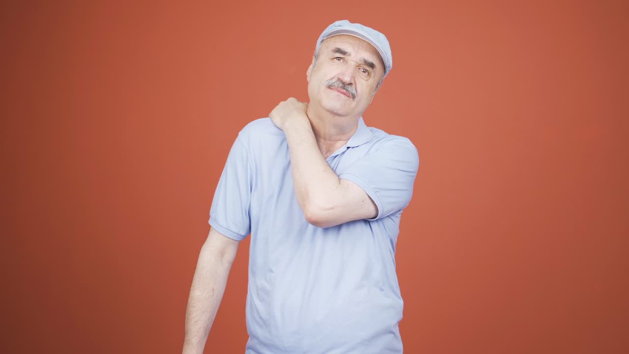 어깨 통증이 있는 노인.