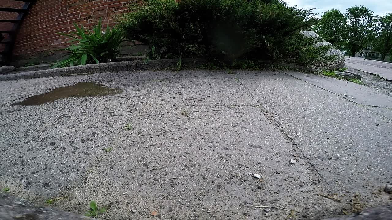 el flujo de agua corre sobre un suelo de baldosas de hormigón