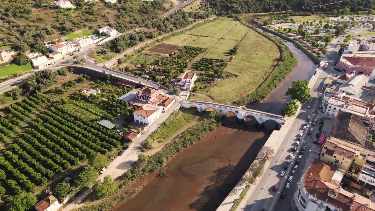 Ripresa aerea rotante di Ponte Velha, il monumentale ponte ad arco a Silves, Portogallo