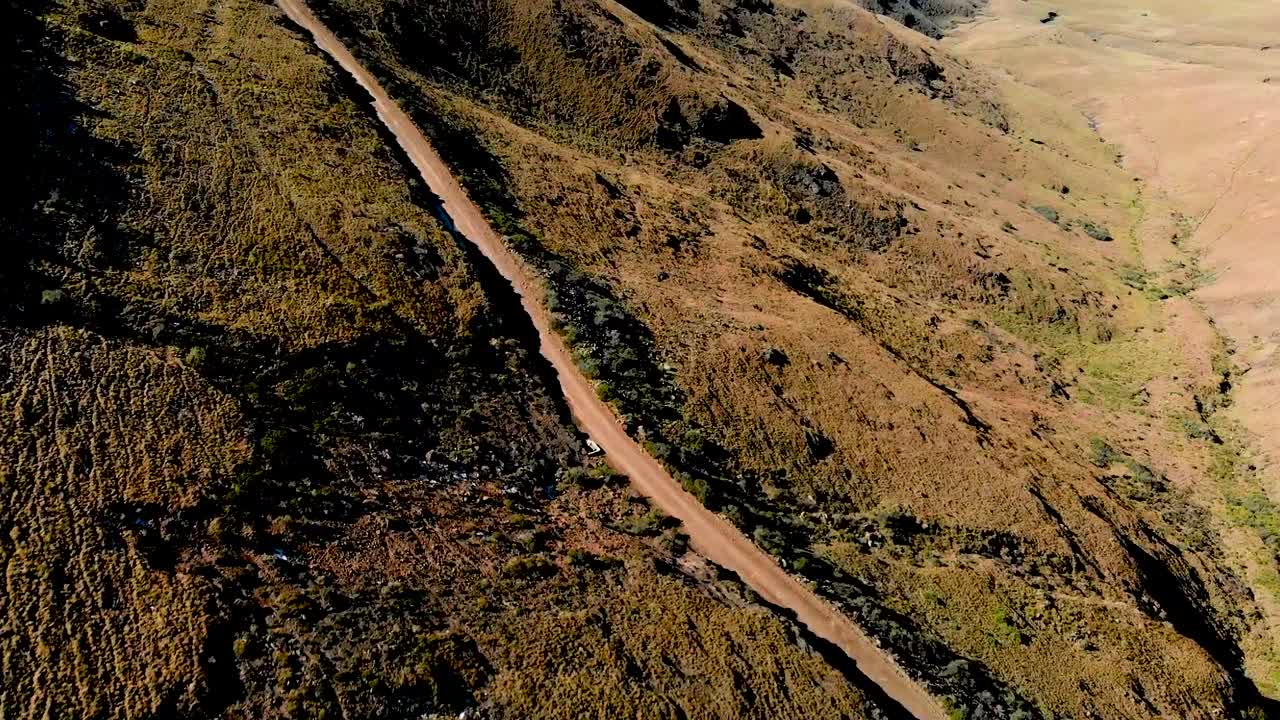 vista aérea seguindo ciclistas de montanha descendo uma passagem de montanha 60fps