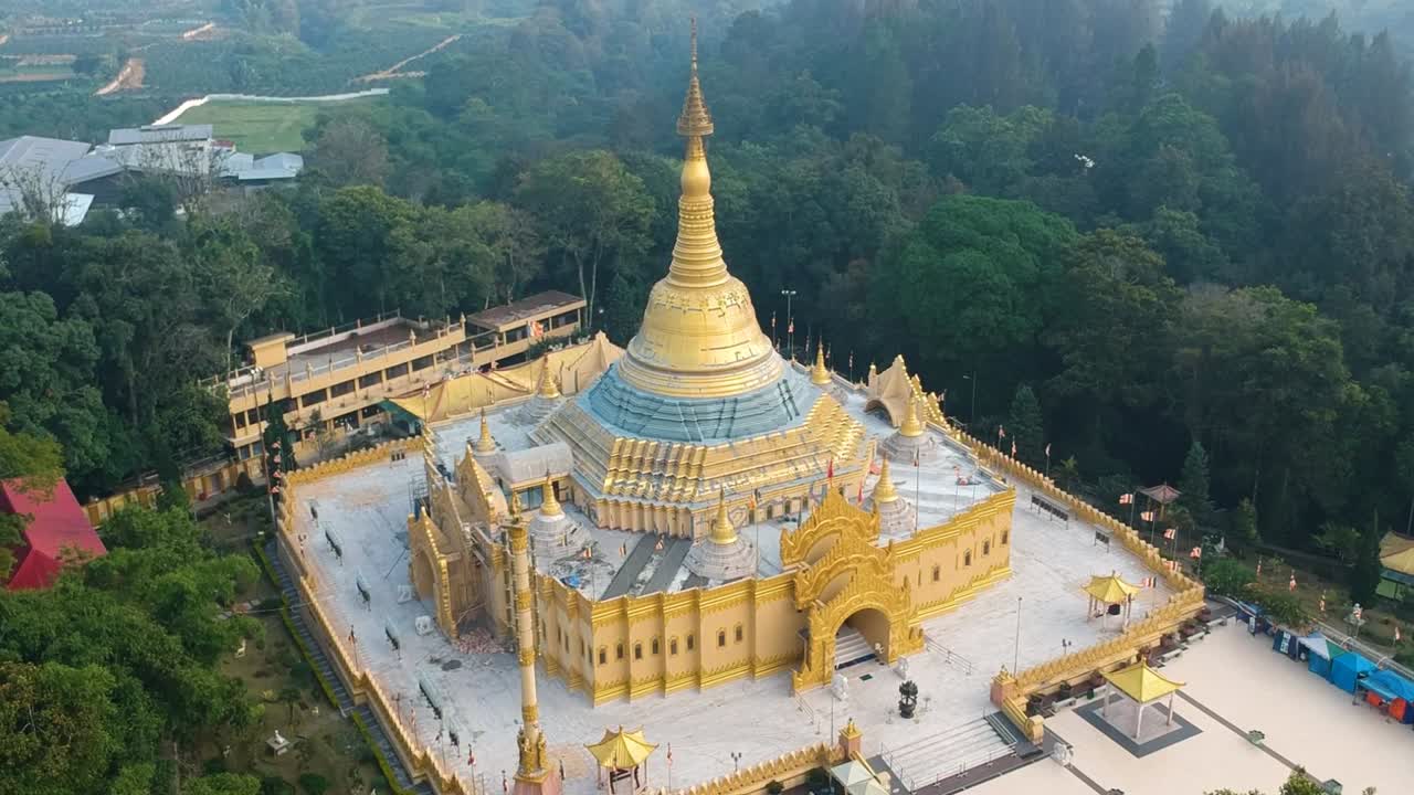 drone del templo budista con pagoda dorada parque natural de lumbini o taman alam lumbini en desa dolat rayat, berastagi en el norte de sumatra, indonesia