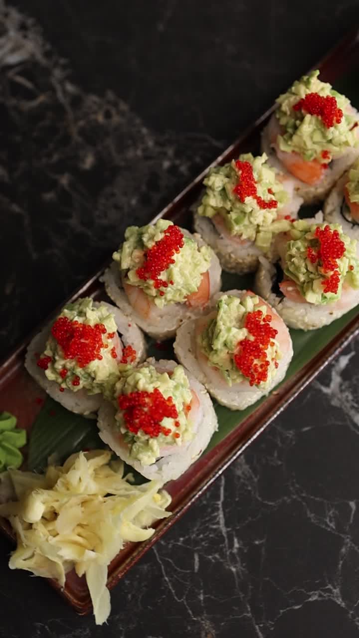 Gourmet-Sushi-Rollen mit Avocado und rotem Rogen