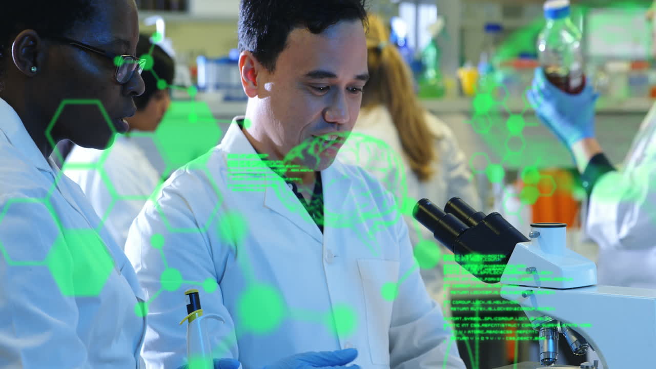 animación del procesamiento de datos médicos sobre diversos científicos masculinos y femeninos que trabajan en el laboratorio