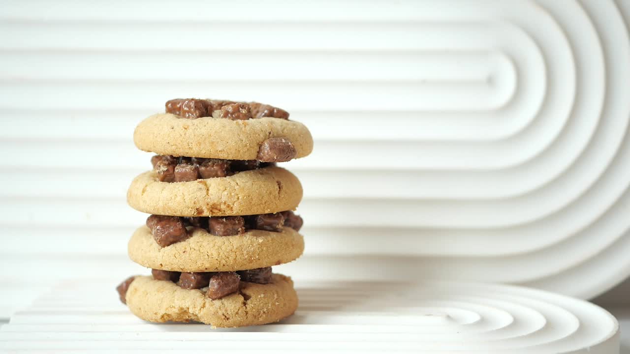 galletas de trozos de chocolate apiladas