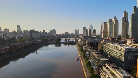 toma aérea de respaldo del río a través de puerto madero en buenos aires