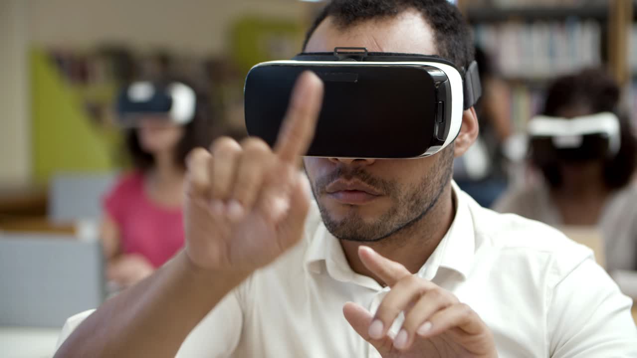 用 vr 耳机佩戴的激动测试器的前景