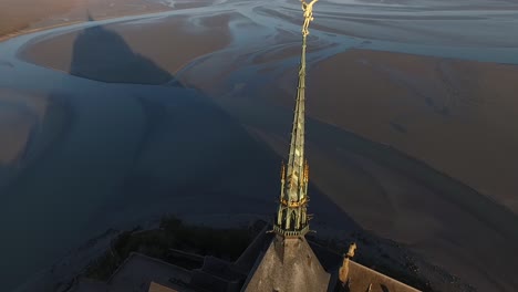 Drone-Volando-Sobre-La-Abadía-De-Mont-Saint-Michel-En-Normandía,-Francia