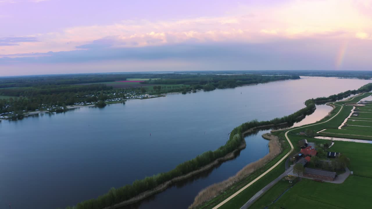 озеро и поля утром после восхода солнца