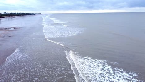 Pequeñas-Olas-Rompiendo-En-La-Orilla