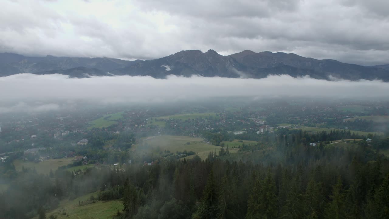 vista del valle de las montañas con niebla