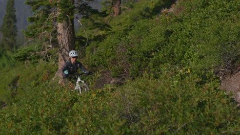 Un-Ciclista-De-Montaña-Cabalga-Por-Un-Sendero-Cerca-De-Un-Bosque-2