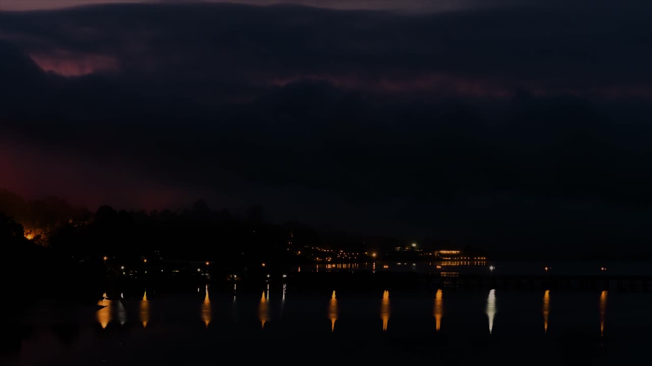 мост мон в сангкла сделан из дерева и использовался людьми для переправы через реку, культура богата, так как мост окружен историей