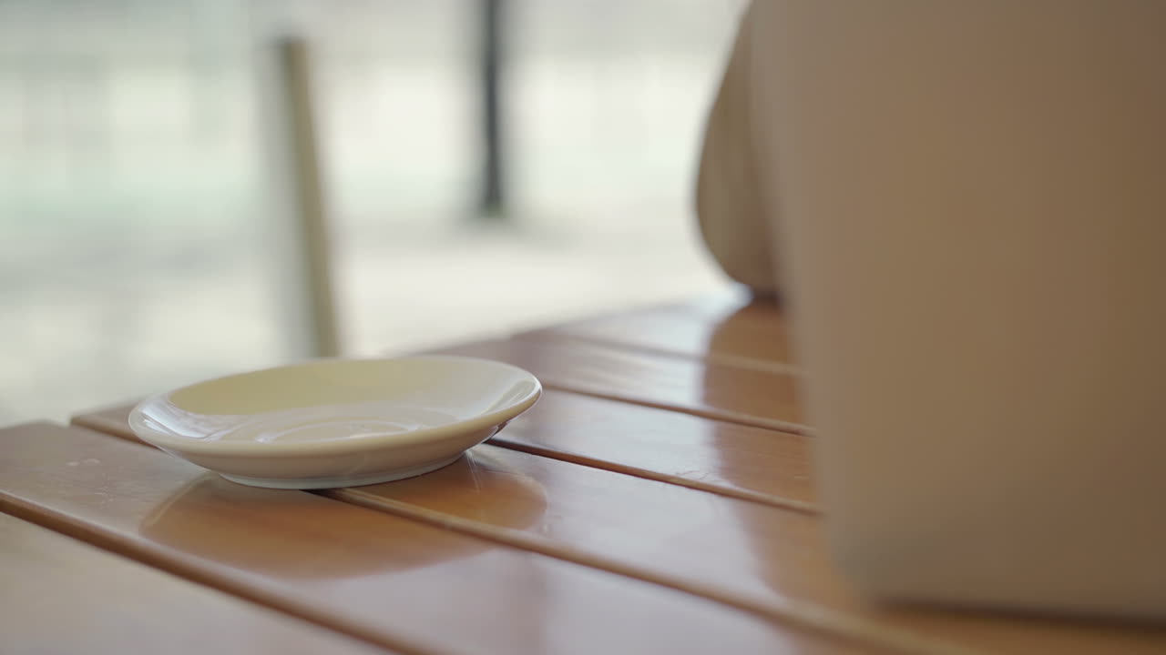 카페 에서 차 를 마시고 노트북 을 사용 하는 사람 의 절단 된 모습