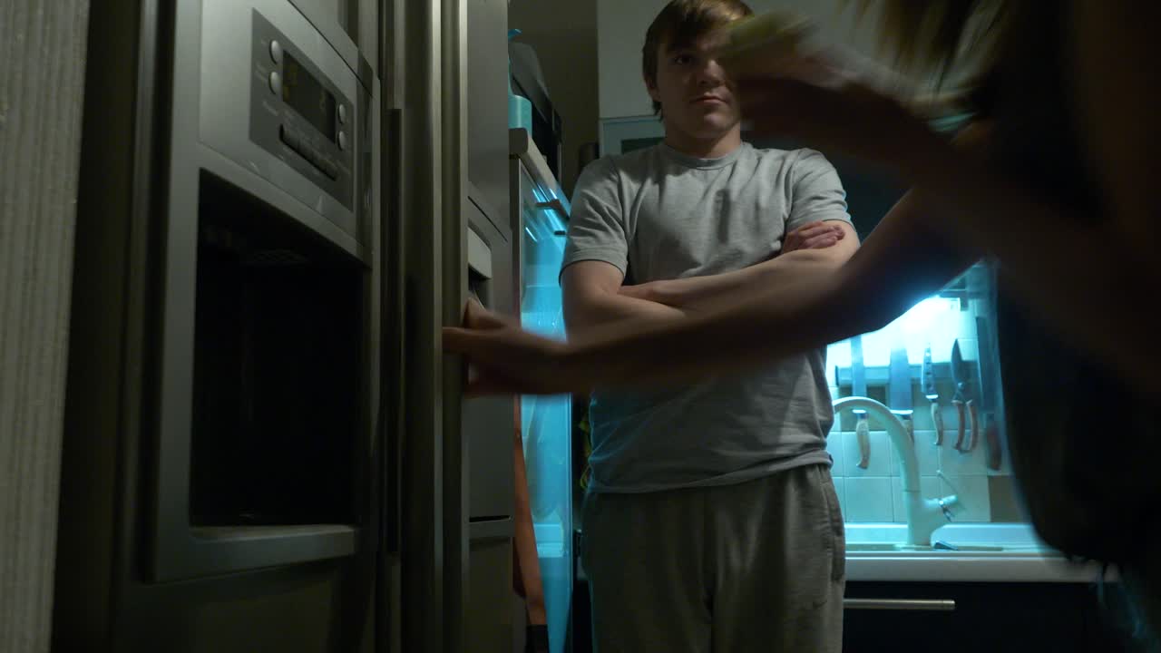 냉장고에서 음식을 꺼내는 사람