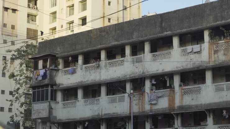 Un vecchio edificio nelle strade di Mumbai, India