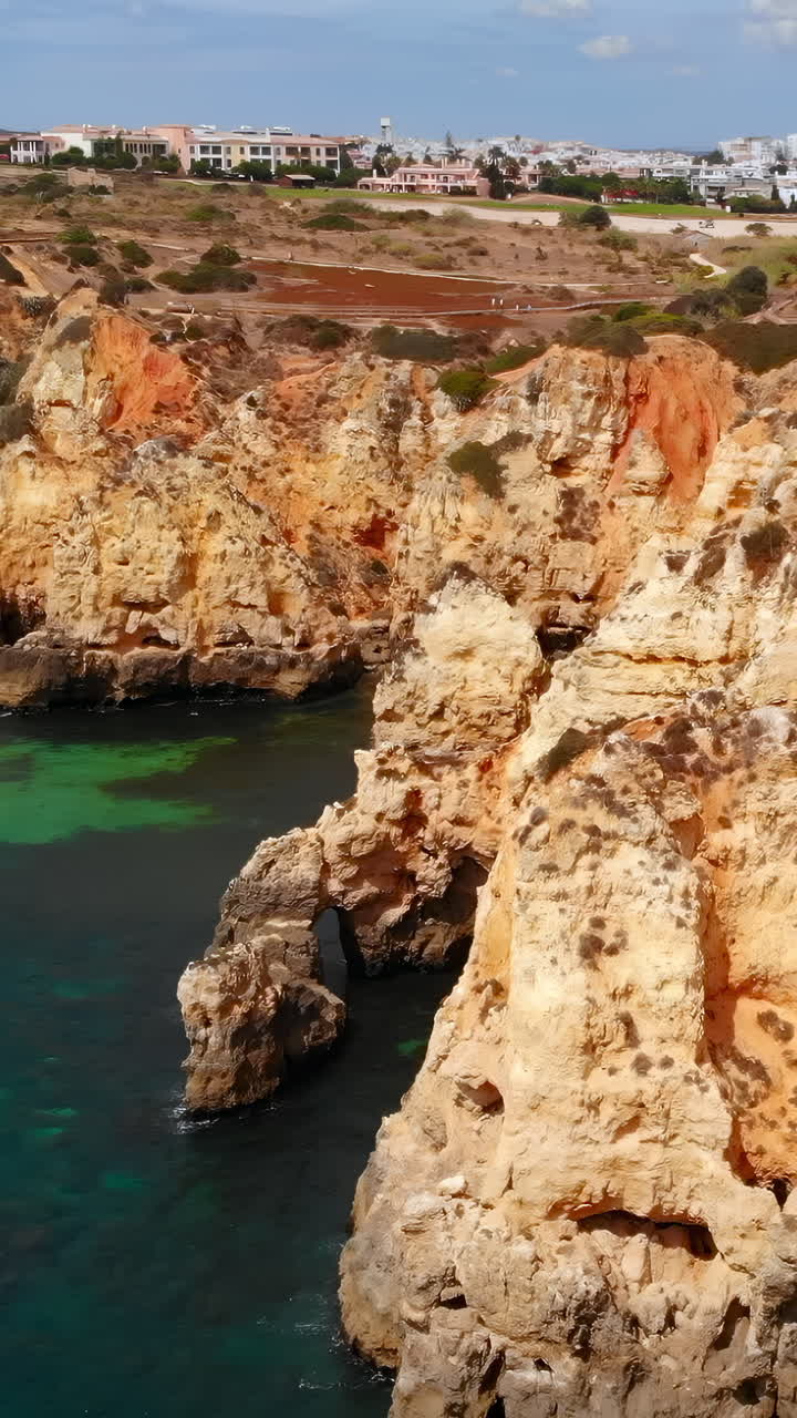 Vista dall'alto di scogliere costiere e mare turchese con barca