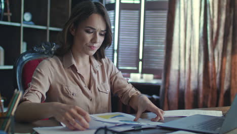 La-Directora-Tiene-Estrés-En-El-Trabajo.-Mujer-De-Negocios-Cansada-Trabajando-En-Un-Cuaderno