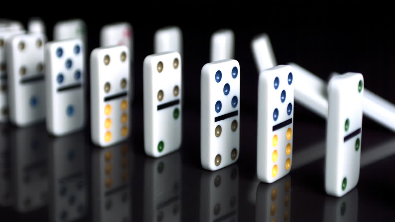 도미노의 줄이 무너지고 있습니다.