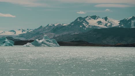 Icebergs-Flotando-En-El-Lago-Argentino-En-Santa-Cruz,-Patagonia,-Argentina