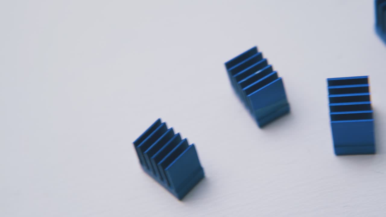 movimiento por encima de los disipadores de calor azules sobre un fondo blanco limpio