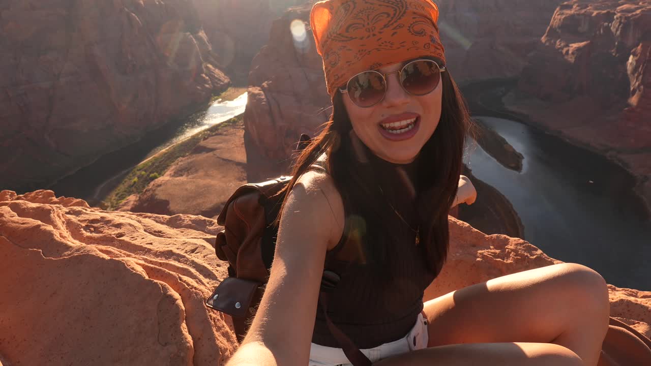 Donna felice che fa vlogging e sorride con vista panoramica sul canyon