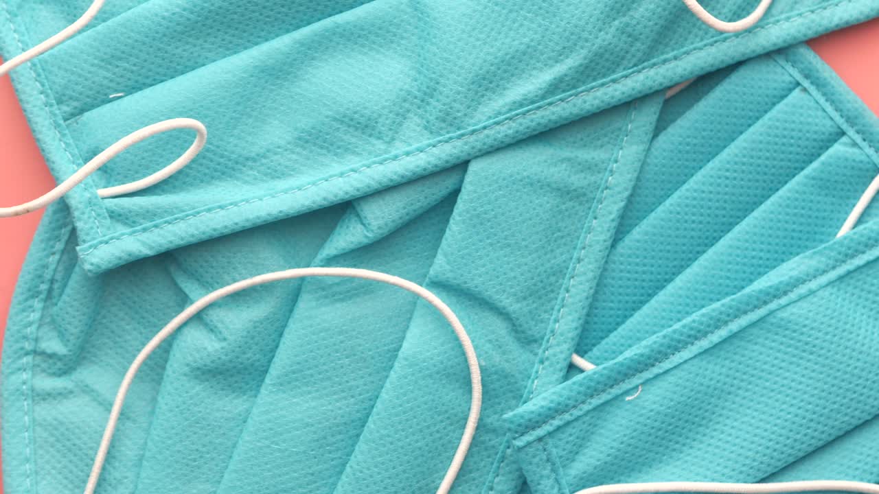 una pila de máscaras faciales de azul azulado