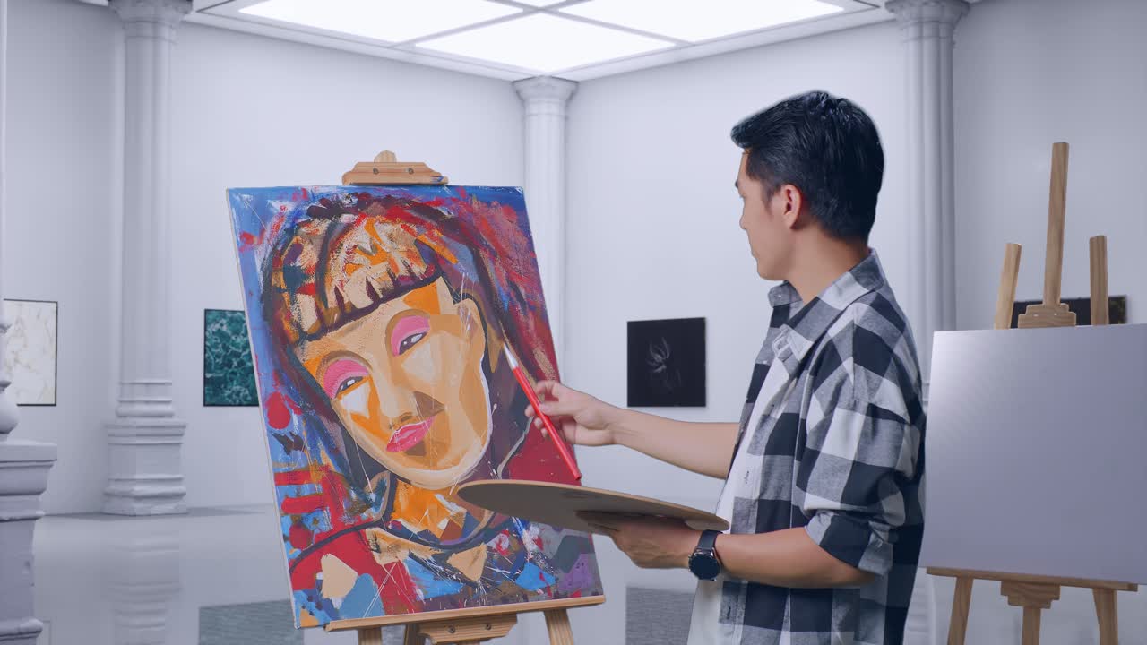 갤러리에서 오일 페인트와 으로 캔버스에 소녀의 얼굴을 측정하는 페인트 브러쉬를 사용하는 아시아 남성 예술가의 측면 시각