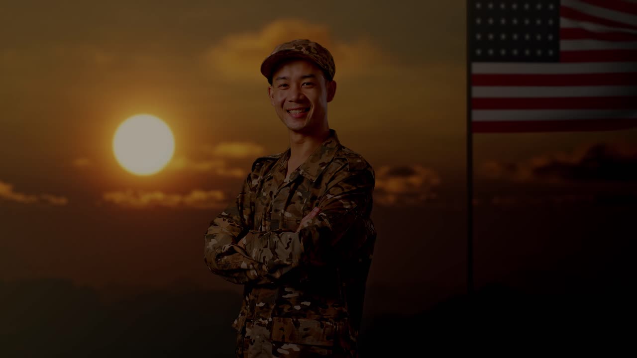 해가 지는 동안 유니폼을 입은 미소 짓는 군인