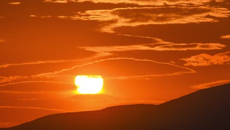 Sonnenuntergang-Mit-Linsenförmigen-Wolken