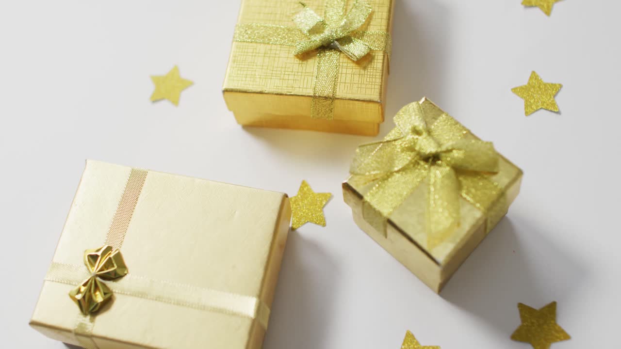 Video di regali di Natale dorati e stelle su sfondo bianco