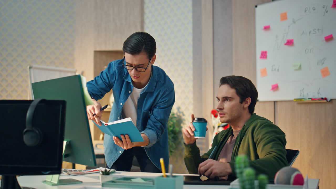 startups inteligentes que buscan una tormenta de ideas por computadora en la oficina. dos personas discutiendo