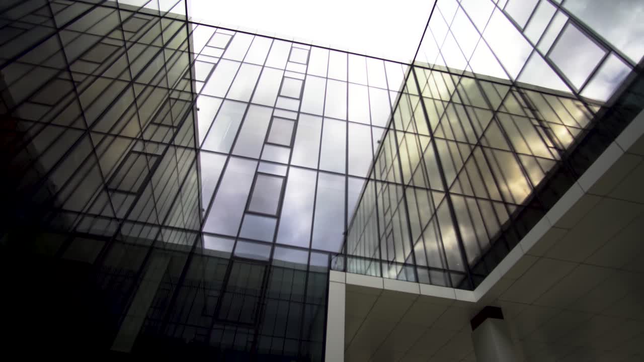Edificio de parque empresarial con un aspecto cinematográfico, con todas sus ventanas cubiertas.