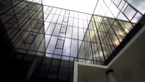 edificio de parque empresarial cinematográfico con ventanas cubiertas por todas partes