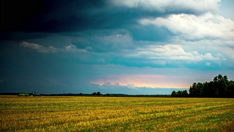 Zeitraffer-Eines-Maisfeldes-Mit-Blick-Auf-Moderne-Landwirtschaftliche-Maschinen-Eines-Traktors-Und-Pflugs,-Die-Produktiv-Arbeiten,-Während-Am-Abend-Die-Wolken-Schnell-Vorbeiziehen