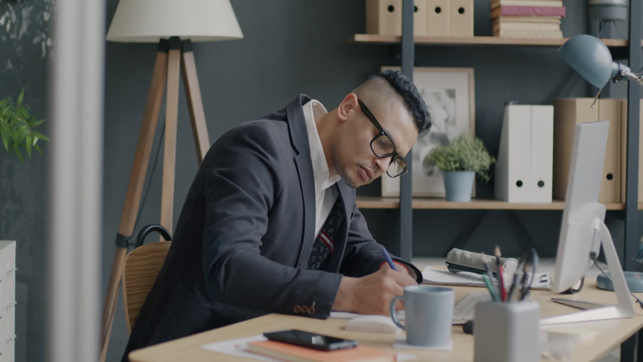 uomo d'affari che lavora in ufficio moderno