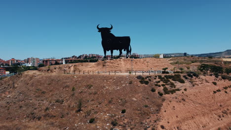 silueta de toro gigante en una colina