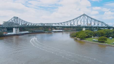 vista de avión no tripulado del río brisbane: puente de la historia y sendero del ferry adelante