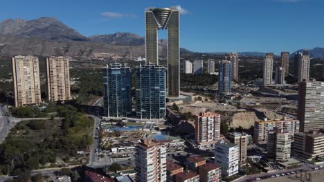 Vista-De-Pájaro-De-Benidorm-Con-El-Típico-Rascacielos-Intempo-De-Cuarenta-Y-Siete-Pisos-En-La-Provincia-De-Alicante-En-España