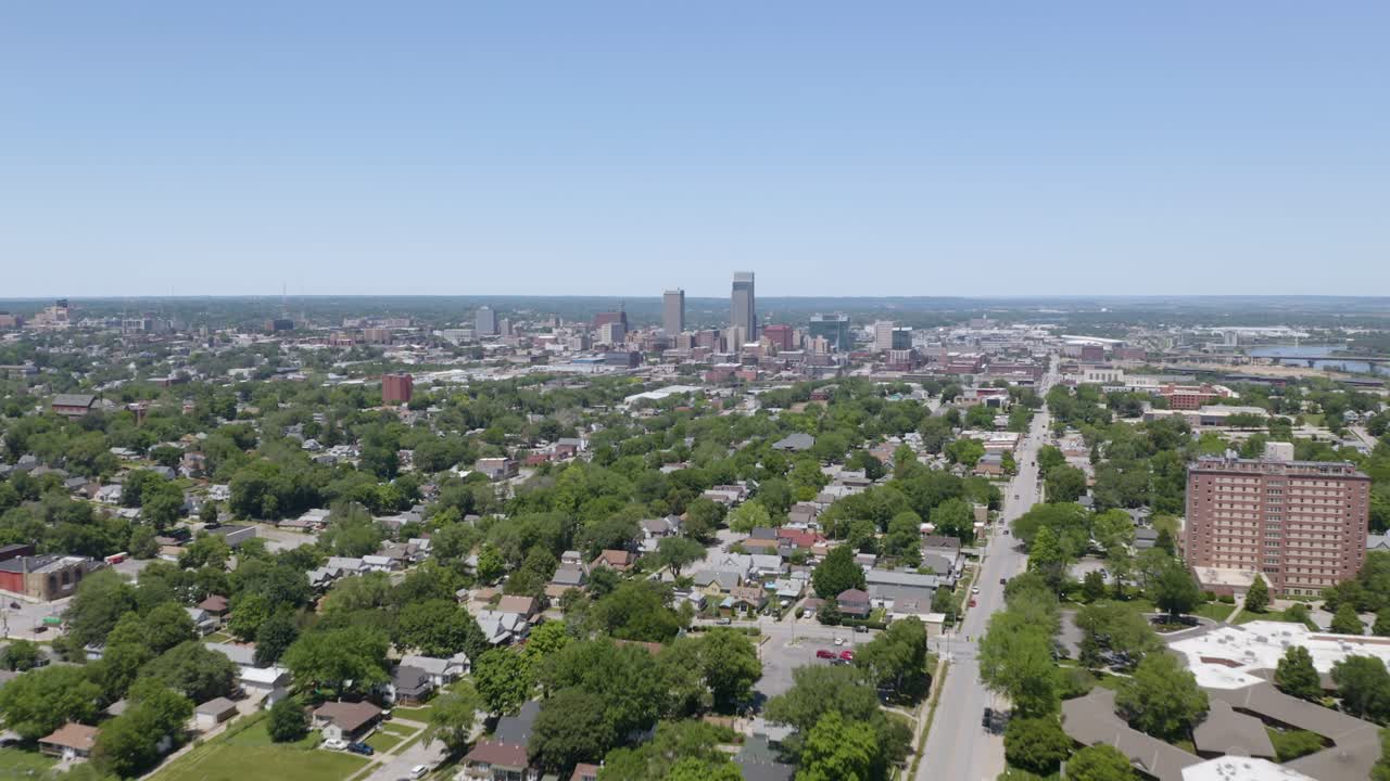 Ripresa aerea di Omaha, Nebraska con lo skyline in lontananza.