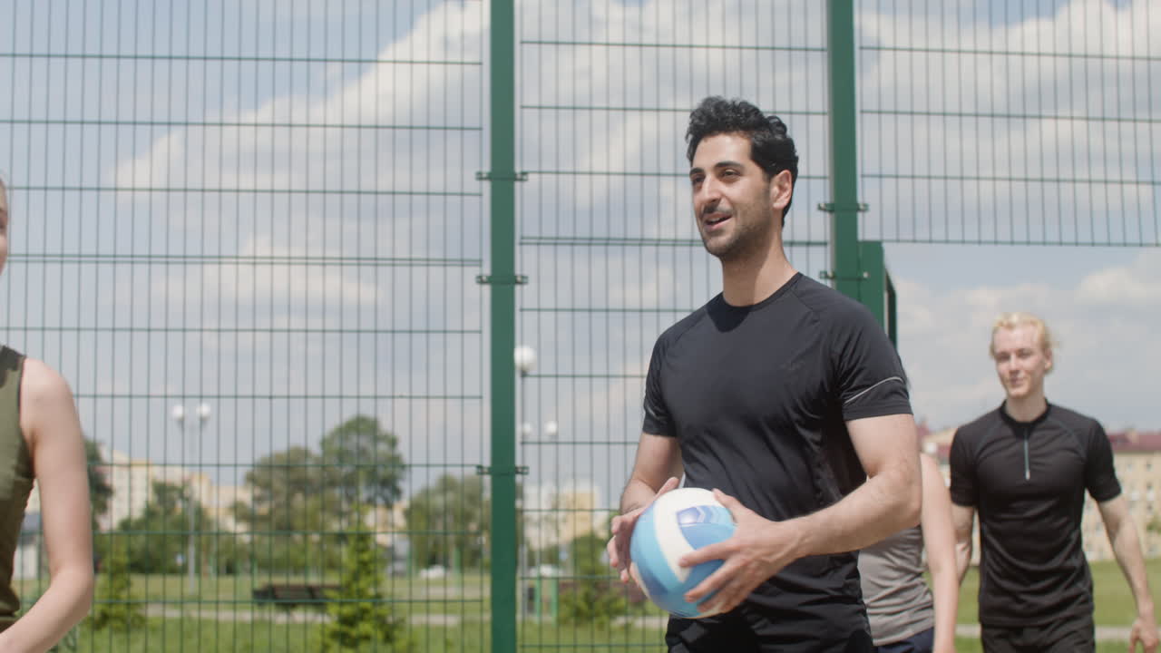 vista cercana de amigos multiétnicos en ropa deportiva.