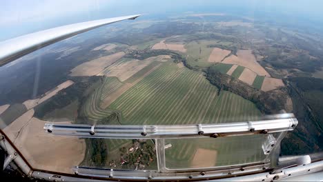 Blick-Aus-Dem-Fenster-Eines-Segelflugzeugs-über-Felder-Und-Wälder,-Pilotensicht-Aus-Einem-Cockpit
